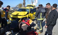 Serik'te taksi ile üçteker çarpıştı: 2 yaralı