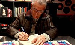 Tiyatro sahnesinde kitap tanıtımı