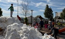 Toprakkale'de parklarda oynayan çocuklara kar sürprizi