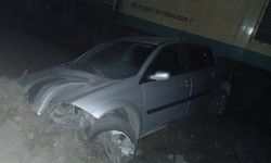Trenle çarpışan otomobilde maddi hasar oluştu