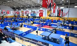 Veteranlar, masa tenisi turnuvasında ter döktü