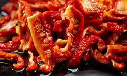 Bir Kavanozda Yaz Saklı - Zeytinyağlı Kurutulmuş Domatesin Evde Tutulan Hali