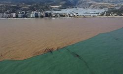 Limonlu Deresi Coştu, Akdeniz’in Rengi Değişti