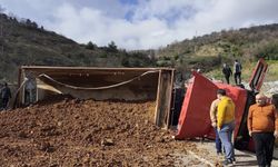 1 kişinin öldüğü kazada 2 otomobile çarpan TIR'ın sürücüsü tutuklandı