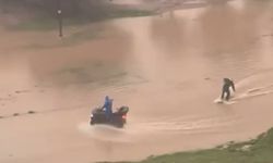 Adana'da su dolan caddede sörf yaptı