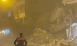 Mersin in Yakın Komsusu Hatay'da Ağır hasarlı bina, yıkım sırasında çöktü