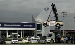 Aldığı sıfır kamyoneti, hatalı çıktığını öne sürüp, bayinin önünde vinçle kaldırarak sergiledi