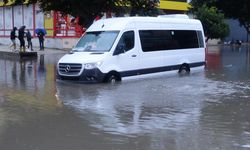 Antalya'da sağanak hayatı olumsuz etkiledi