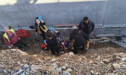 Bastığı kalas kırılan işçi 5 metreden düştü