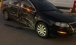 Çarpışan otomobillerden biri yandı