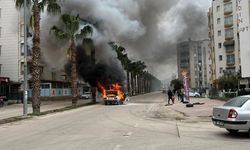 Ceyhan'da seyir halindeki otomobil yandı: 3 hafif yaralı