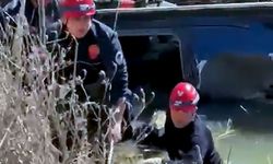 Dereye devrilen kamyonetin sürücüsü öldü