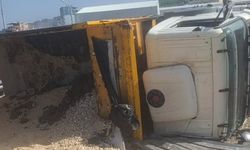 Devrilen kamyonun sürücüsü yaralandı