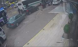 Devrilen motosikletin sürücüsü, otobüsün altında kalmaktan son anda kurtuldu; o anlar kamerada