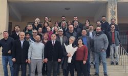 Emekli olan Meral öğretmene alkışlarla veda ettiler