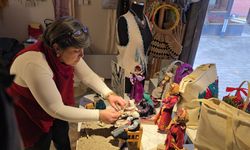 Enkazdan çıkardığı bez bebeklerini anı olarak saklıyor