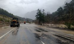 Feke-Saimbeyli karayolu sel nedeniyle trafiğe kapandı