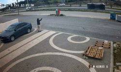 Hafif ticari aracın çarptığı midibüs devrildi, 7 kişi yaralandı; kaza kamerada