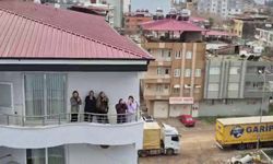 Hatay'da, 7'inci kattaki kediyi kurtaran personele kadınlardan alkışlı teşekkür