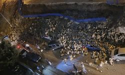 Hatay'da istinat duvarı park halindeki araçların üstüne devrildi (2)