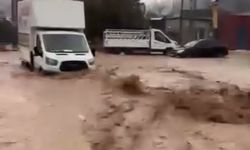 Hatay'da şiddetli sağanak sele neden oldu; araçlarında mahsur kalanlar iş makineleriyle kurtarıldı