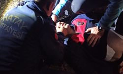 Hatay'da uçurumdan yuvarlanan kepçeden atlayan operatör yaralı kurtarıldı