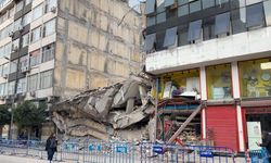 Kaldırımda yürüyen anne ile kızı, çöken binadan savrulan beton parçalarından kaçarak kurtuldu (2)