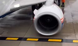 Kalkışa hazırlanan uçağın iniş takımları kırıldı