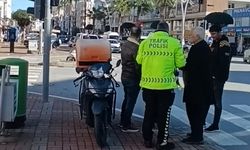 Kazada motosiklet sürücüsü minibüsün altında kalmaktan son anda kurtuldu