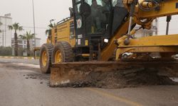 Kepez'de yağmur sonrası yollara hızlı müdahale