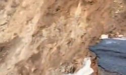 Kozan'da yol çöktü