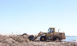 Millet bahçesi sahili balçıktan temizleniyor