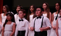 Minik kalpler depremde hayatını kaybedenleri andı