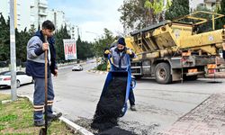 Muratpaşa'da yollar onarılıyor