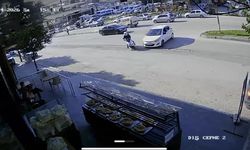 Otomobille çarpışan motosikletin sürücüsü yaralandı; kaza anı kamerada