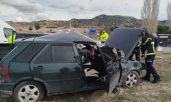 Otomobille kamyonet çarpıştı: 3 yaralı