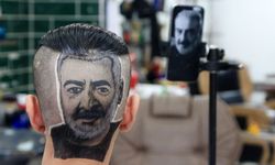 Saçlara 'İnci Taneleri'nin kahramanını çiziyor