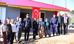 Şehit babasına yeni evi törenle teslim edildi