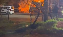 Tartıştığı kız arkadaşı ile annesinin araçlarını kundakladı; olay anı kamerada