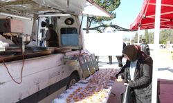 Trafik kazasında hayatını kaybeden öğrenciler için lokma dağıtıldı