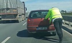 Yolda kalan sürücünün imdadına trafik polisi yetişti