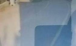 Yolun karşısına geçen yayaya otomobilin çarptığı kaza kamerada