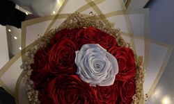 Solmayan Gül Buketi ile Zamana Meydan Okuyan Duygular