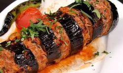 İftar Sofrasını Kurtaran Lezzet: Patlıcan Kebabı Kokusu Eve Yayılınca Herkes Mutfağa Koşuyor