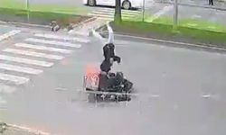 Mersin'de motokuryenin yaya geçidinde çocuğa çarptığı kaza kamerada: 1 yaralı