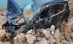 Mersin'de heyelan; kaya parçalarının altında kalan cipin sürücüsü yaralandı