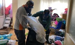 Erdemli’de Şok Görüntü! Eve Gaz Maskesiyle Girildi, 7 Kamyonet Çöp Çıktı