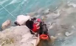 Adana'da Seyhan Nehrinde kayıkla gezerken mahsur kalan 2 kişi kurtarıldı