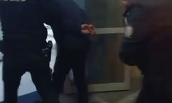 Adana'da trafikte tartıştıkları sürücünün önünü kesip, aracın camını yumrukladılar; o anlar kamerada (2)