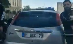 Adana'da trafikte tartıştıkları sürücünün önünü kesip, aracın camını yumrukladılar; o anlar kamerada